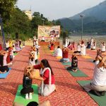 शारदा घाट श्रीनगर में गूंजा योग का संदेश 92 लोगों ने किया सामूहिक योगाभ्यास