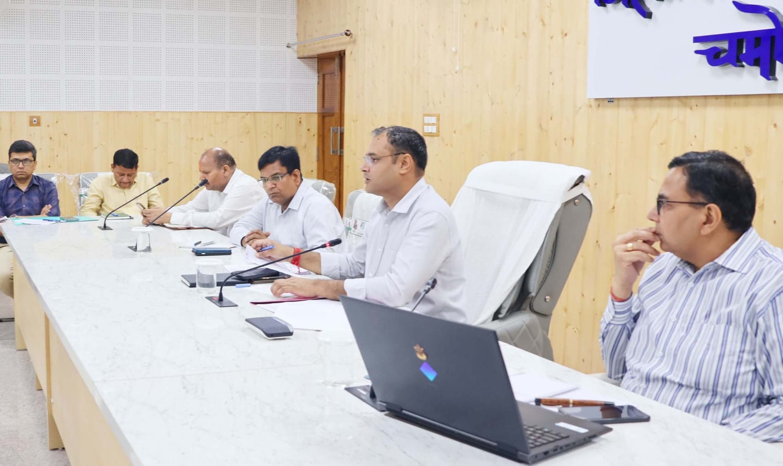 सीएम हेल्पलाइन शिकायतों के समयबद्ध और संतुष्टिपूर्ण निस्तारण पर जिलाधिकारी ने दिए सख्त निर्देश