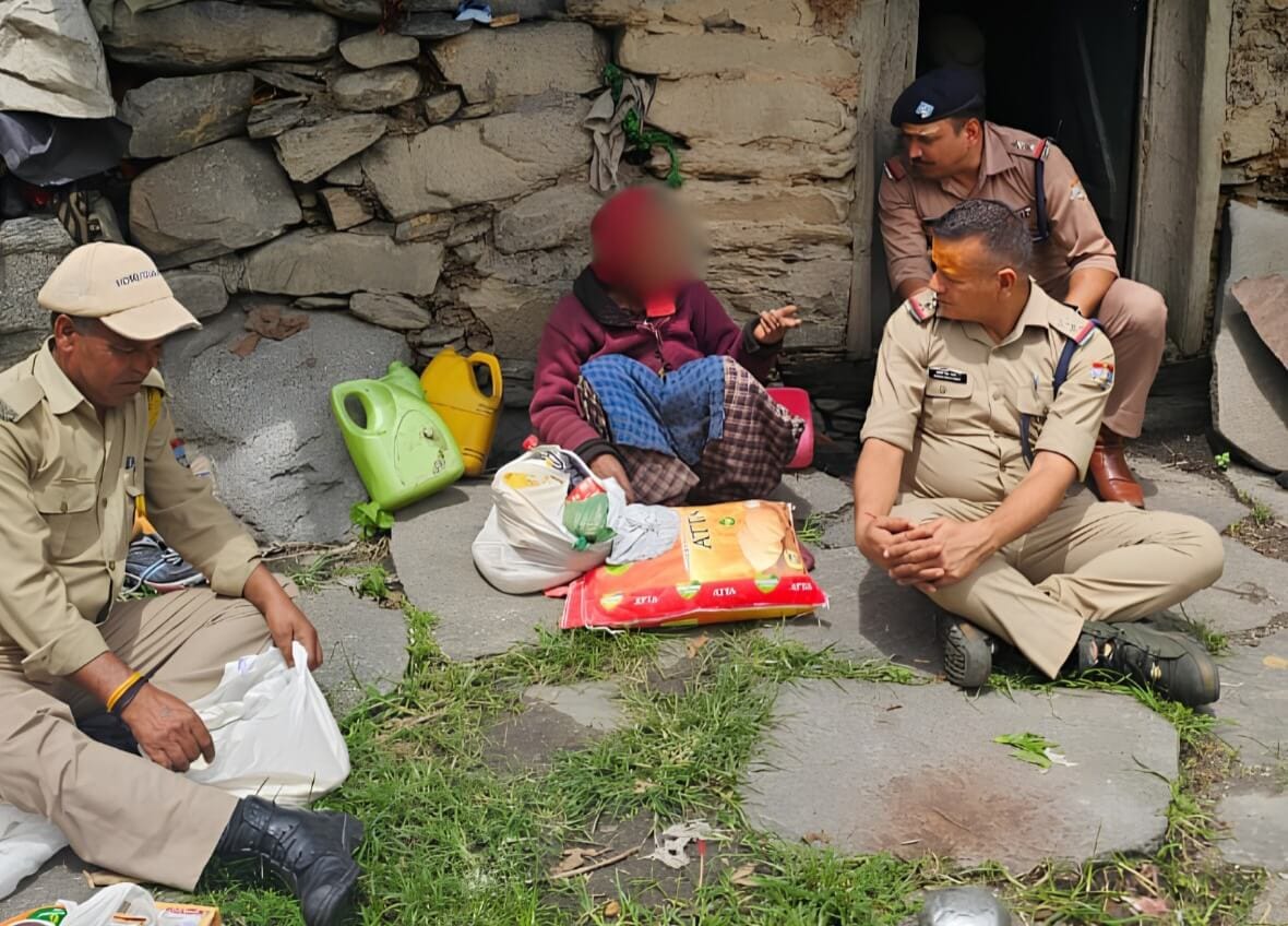 जब पूरा गांव खाली हो गया तब दो बुजुर्गों का सहारा बनी चमोली पुलिस