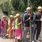 चीरबासा में पहाड़ी से पत्थर गिरने का खतरा प्रशासन अलर्ट हेलमेट पहनाकर यात्रियों को सुरक्षित निकाला जा रहा
